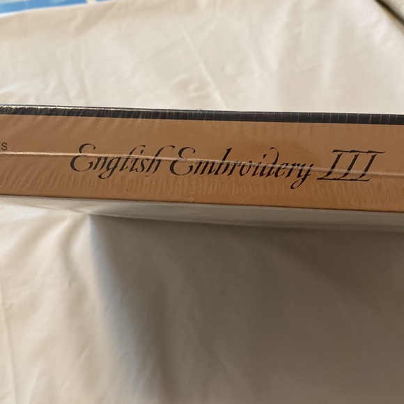 English Embroidery III A fine art jigsaw puzzle 500 pieces - Picture 2 of 5